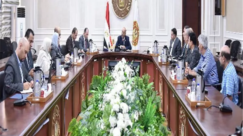 وزير العمل يدعو الأعلى للسلامة والصحة المهنية للانعقاد الطارئ