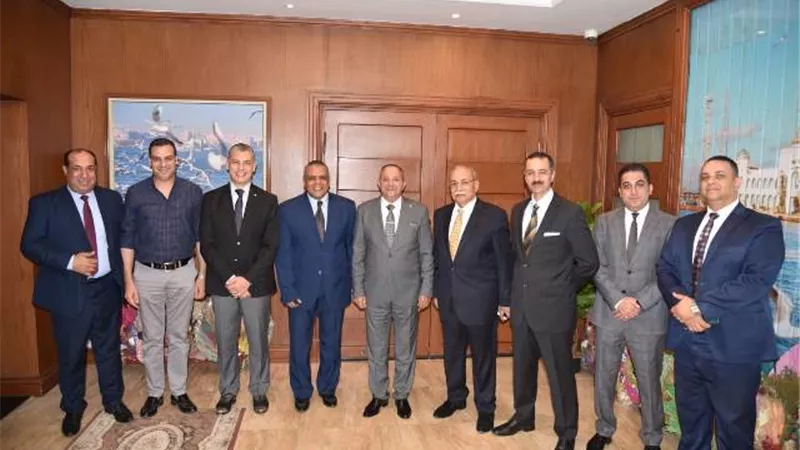 محافظ بورسعيد يستقبل مجلس إدارة نادي القضاة