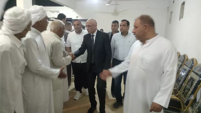 محافظ شمال سيناء يقدم واجب العزاء لأسرة سكرتير مدينة نخل