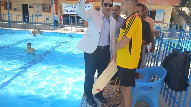 محافظ أسيوط يوجه بالمتابعة المستمرة لحمامات السباحة بالاندية