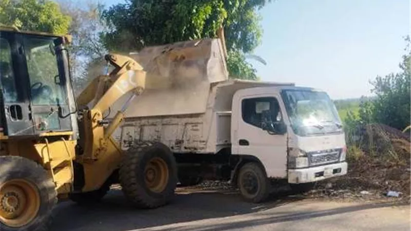 رفع 344 طن من القمامة والمخلفات ونقلها للمدافن العمومية بأسوان