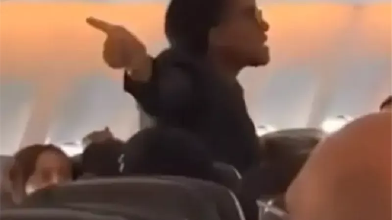 مضيفة تهدد راكبة بالنزول من الطائرة .. فيديو