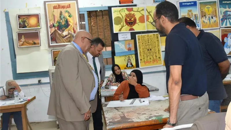رئيس جامعة الأقصر يتفقد امتحانات القدرات بكلية الفنون الجميلة