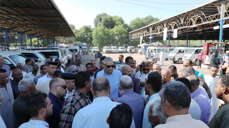 محافظ أسوان يتفقد محطات الوقود ومواقف السيرفيس