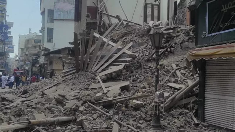 انهيار منزل من 3 طوابق في المنصورة