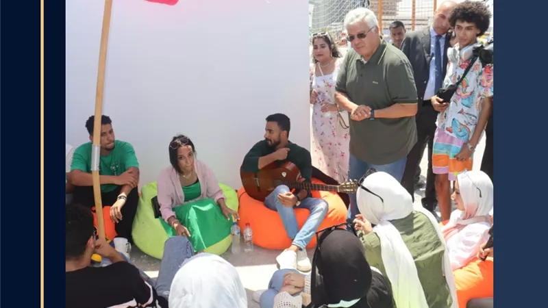 أيمن عاشور يشارك طلاب الجامعات في ممارسة الأنشطة بمهرجان العلمين