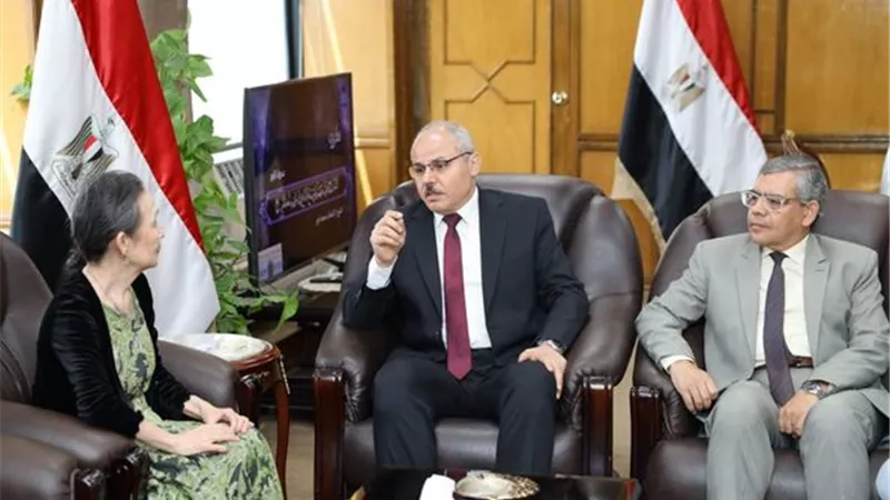وفد ياباني يناقش الزمالات والمنح الدراسية لباحثين جامعة القناة