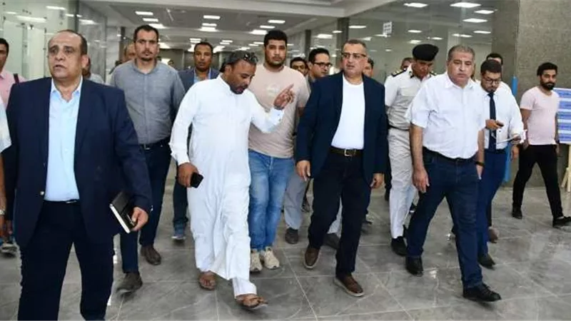 محافظ جنوب سيناء يتفقد مركز طب الأسرة ومجمع الفيروز الطبي بالطور