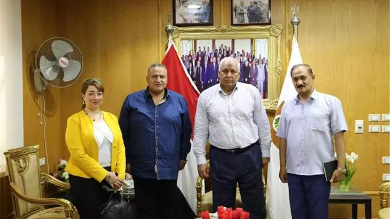 محافظ الوادى الجديد يوجه بتوفير مقرين ثابتين لخدمة المواطنين
