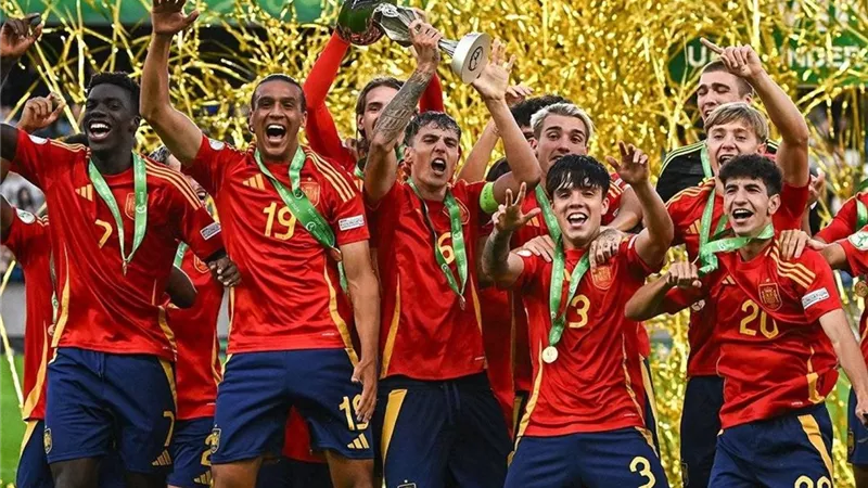 على خطى كبارهم... شباب إسبانيا أبطالاً لأوروبا