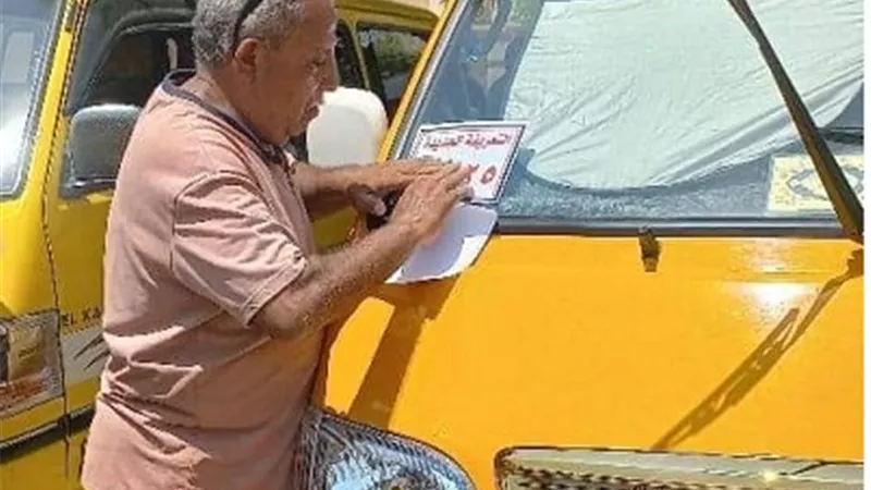 وضع لوحات إرشادية وملصقات بمواقف السيارات بالمنيا