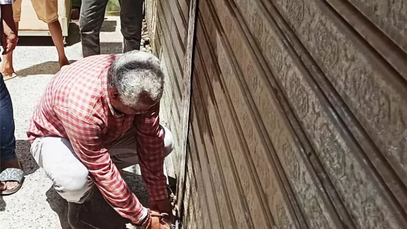 إغلاق وتشميع 3 معارض بدون ترخيص بالسوق السياحى القديم بأسوان