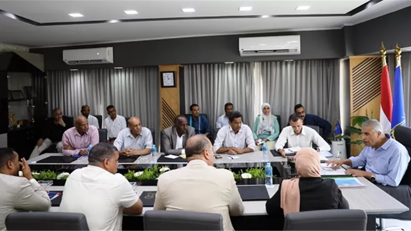 محافظ أسوان يتابع الموقف التنفيذى لعدد من المشروعات الجارية