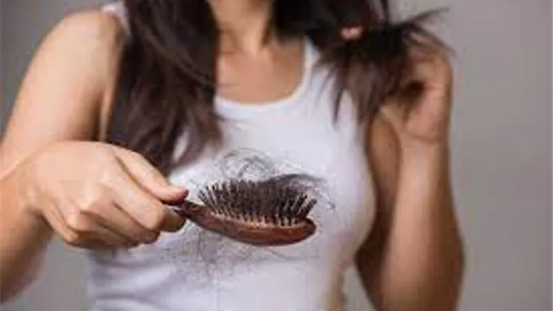 منها التقلبات الهرمونية..10 أسباب وراء تساقط الشعر