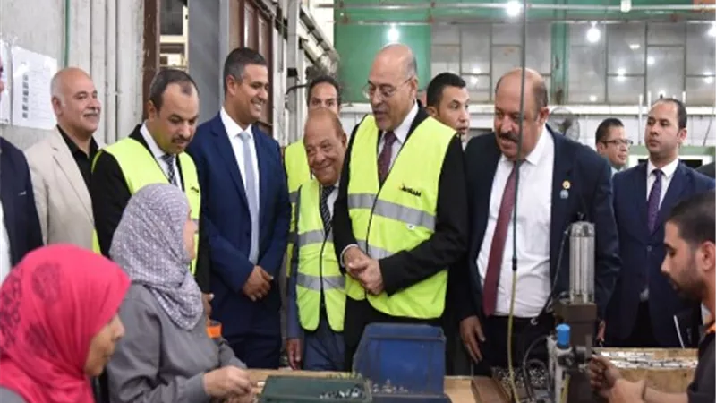 وزير العمل يتفقد العملية الإنتاجية داخل شركات بالعاشر من رمضان