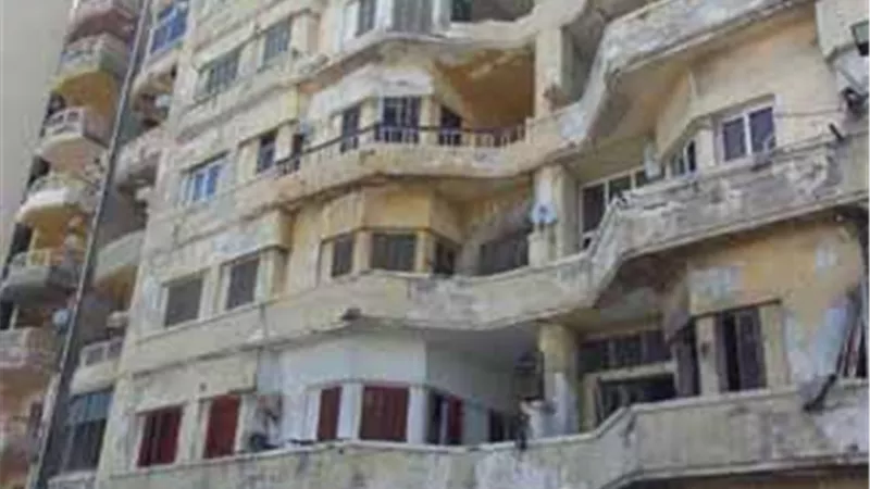 إزالة أجزاء آيلة للسقوط من عقار بكورنيش الإسكندرية