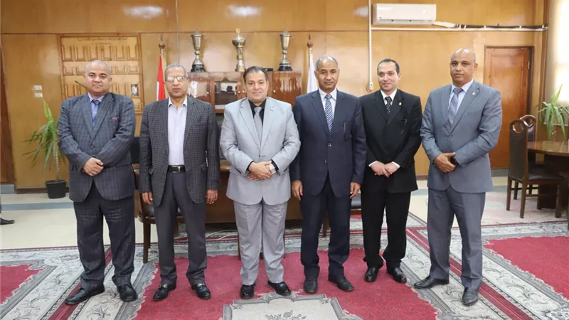 رئيس جامعة جنوب الوادي يستقبل لجنة القدرات التابعة للمجلس الأعلى