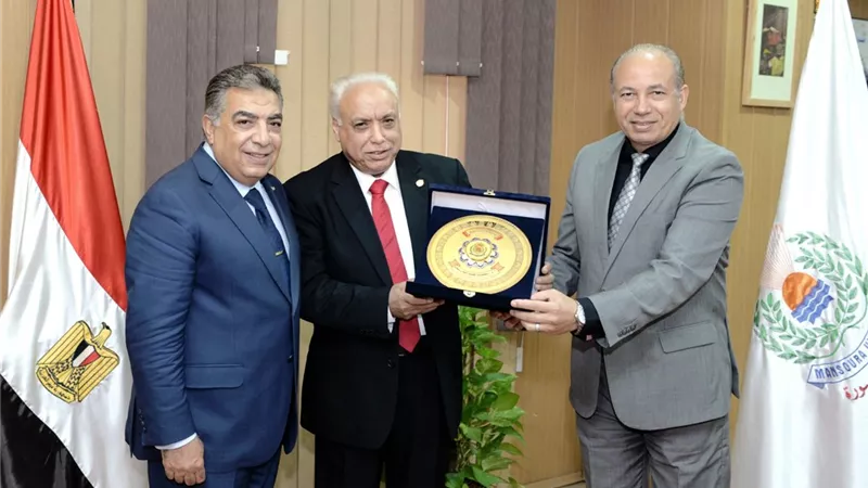 مجلس جامعة المنصورة يكرم الدكتور محمد عبد الوهاب