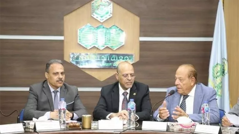 وزير العمل ومحافظ الشرقية يعقدان اجتماعاً مع مستثمري العاشر