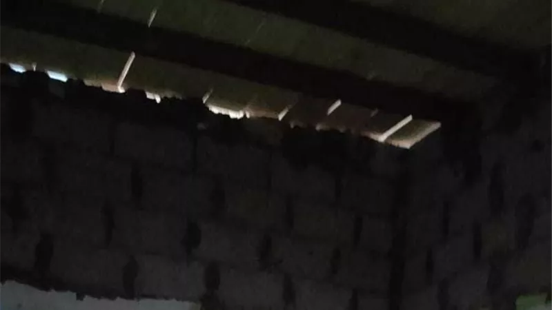 بناء علي توجيهات المحافظ..بناء سقف منزل لأسرة فقيرة بالعريش