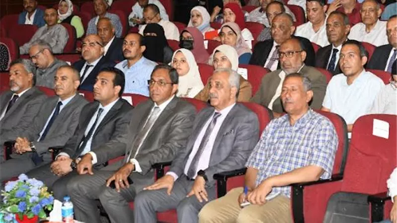 محافظ قنا يشارك في جلسة الحوار المجتمعي