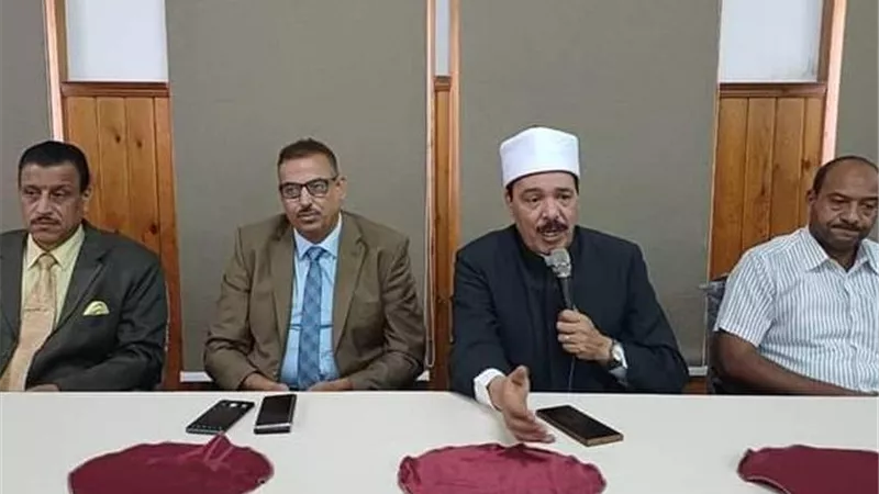 رئيس منطقة سوهاج الأزهرية يشهد انطلاق حملة «هنجملها»