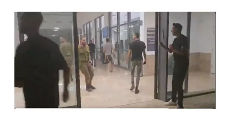 بالفيديو.. متظاهرون إسرائيليون يقتحمون مقر المحكمة العسكرية في 
