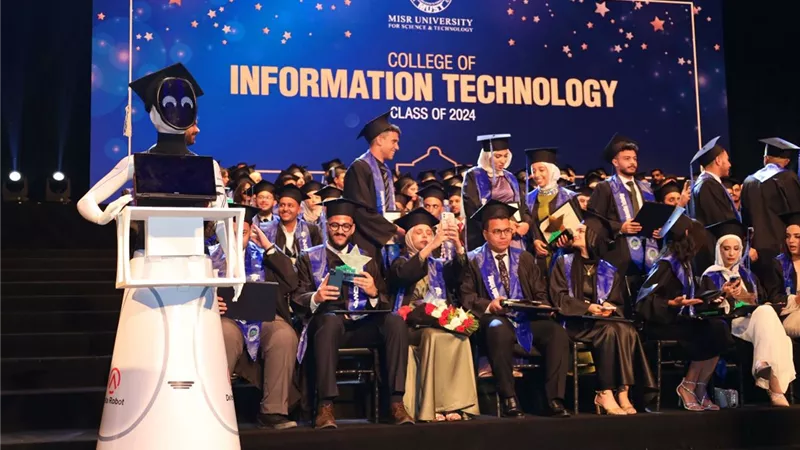 بالصور.. جامعة مصر للعلوم والتكنولوجيا تحتفل بتخرج دفعة جديدة من كلية 
