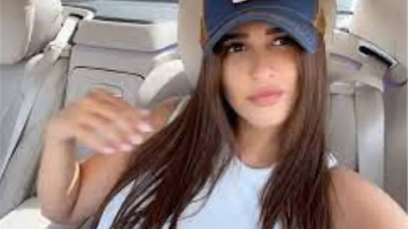 معجب يطلب الزواج من ياسمين عبد العزيز ..والفنانة 