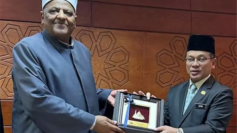 شومان يلتقي وزير الشئون الدينية بماليزيا بخريجي الأزهر