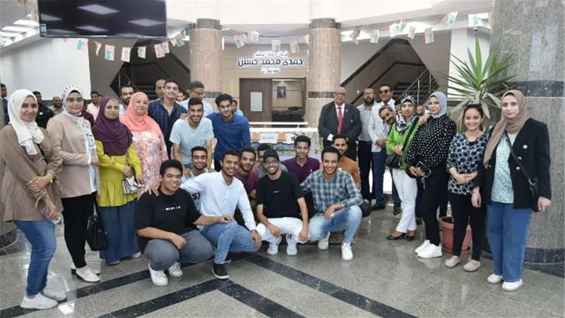 كلية الطب تكرم رئيس جامعة الأقصر لبلوغه السن القانونية