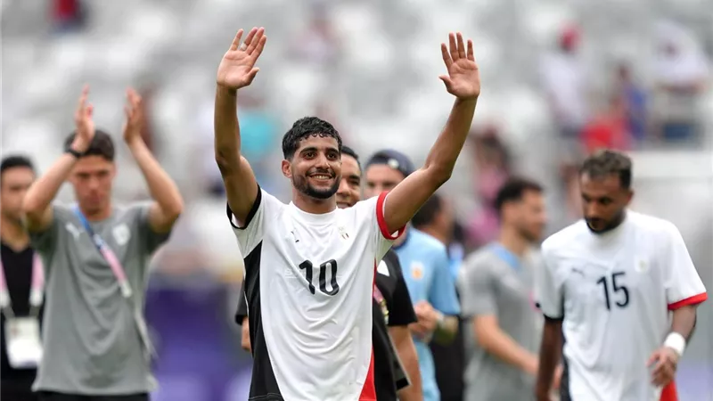 رئيس اللجنة الأولمبية يهنىء الفراعنة بالفوز على إسبانيا