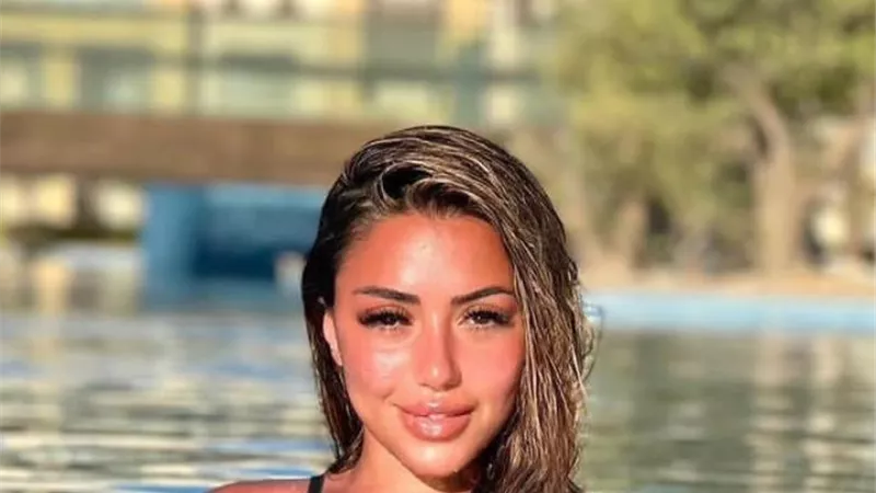 بملامح هادئة .. سارة سلامه تستمتع بالسباحة فى أحدث ظهور