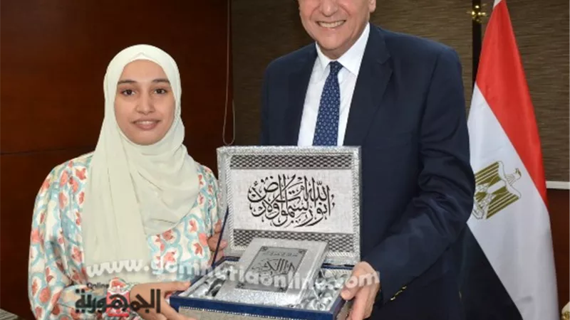 محافظ الغربية يكرم نفيسه العفيفي لحصولهاعلى المركز الثاني بالأزهر
