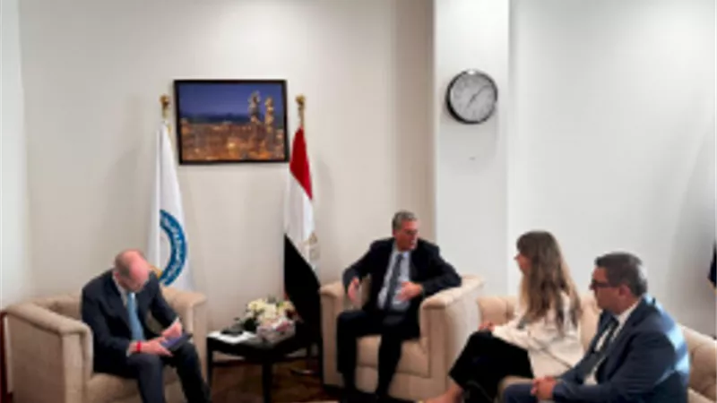 وزير البترول يبحث مع 