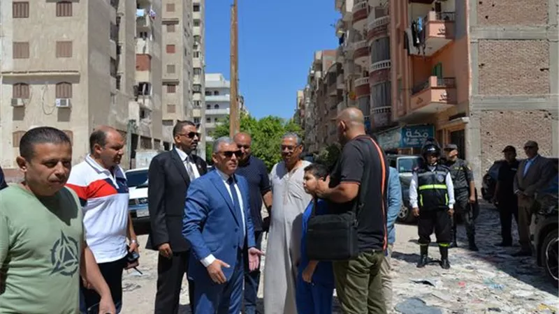 إزالة المخلفات والمقالب العشوائية من شوارع الإسماعيلية..صور