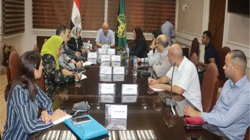 محافظ القليوبية يبحث تنفيذ عدد من مشروعات البنية التحتية بالمحافظة