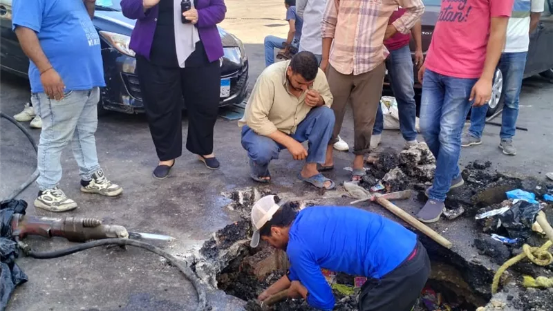 كسر بماسورة مياه رئيسية بجوار مقر جامعة الاسكندرية بالشاطبى