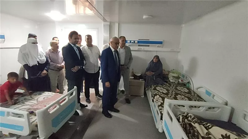 محافظ شمال سيناء يزور المرضى الفلسطينيين في مستشفي الشيخ زويد