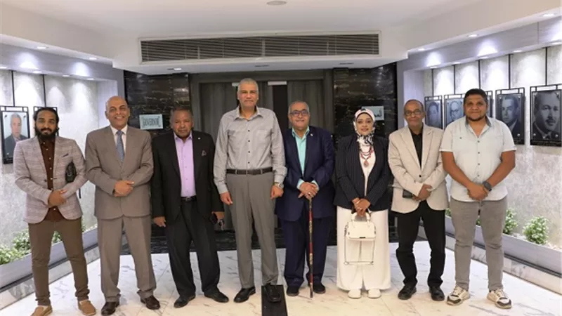 محافظ أسوان يستقبل وفد اتحاد نقابات المهن الطبية