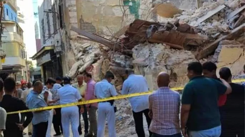 انهيار عقار قديم خالٍ من السكان بالعطارين