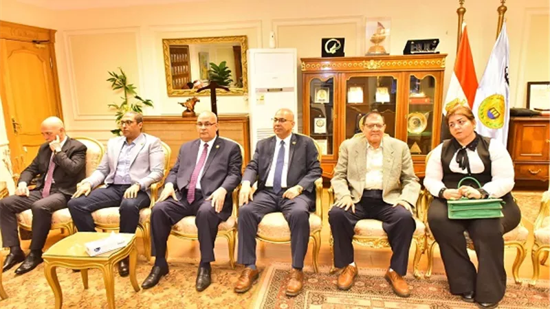محافظ أسيوط يستقبل وفد أمانة الطوارئ والأزمات ببيت العائلة