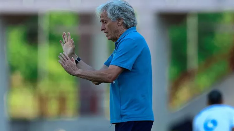 الأزمات تطارد مدرب الهلال قبل كلاسيكو السوبر السعودي