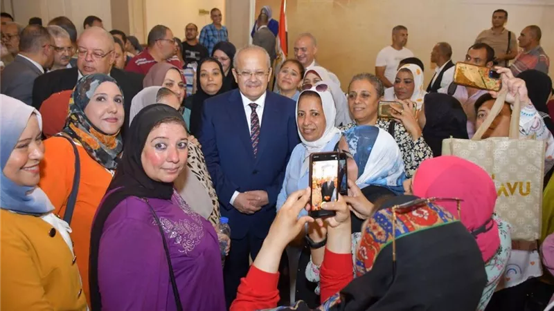 العاملون بجامعة القاهرة ينظمون ممرا شرفيا لتوديع الدكتور الخشت