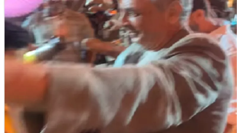 محمود حميدة يرقص فى حفل زفاف بشري وخالد.. فيديو