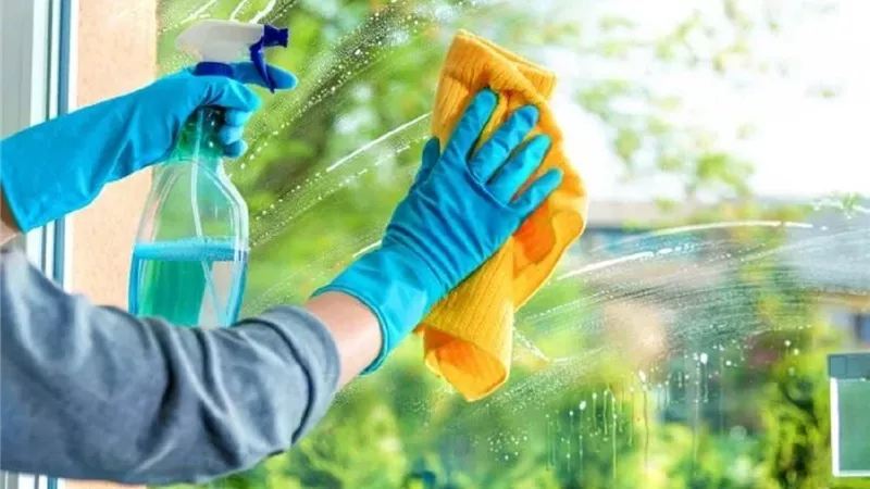 طريقة فعالة لتنظيف النوافذ