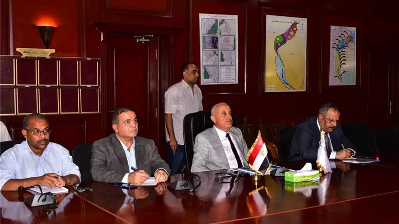 الموقف التنفيذى لمشروعات الصرف الصحى بمراكز الأقصر على طاولة المحافظ