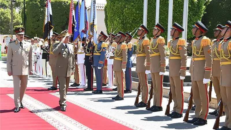 الفريق أحمد خليفة يلتقى رئيس أركان جيش البر بالجمهورية التونسية