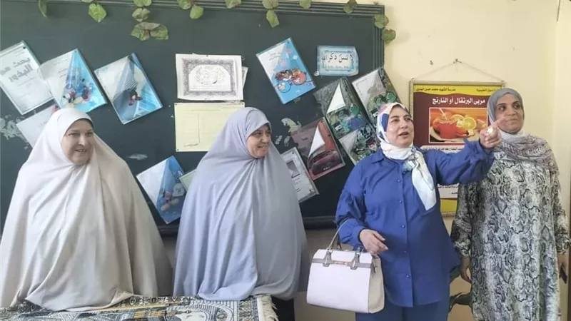 الدكتورة هناء وكيل دسوق التعليميه فى جوله تفقديه على المدارس