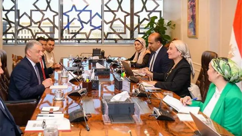 وزيرة البيئة ومحافظ الإسماعيلية يستعرضان تحسين منظومة النظافة
